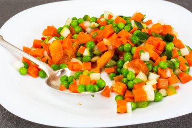 Yahni, kereviz, havuç, bezelye, tatlı biber ve domates