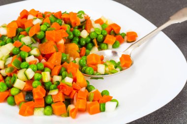 Yahni, kereviz, havuç, bezelye, tatlı biber ve domates