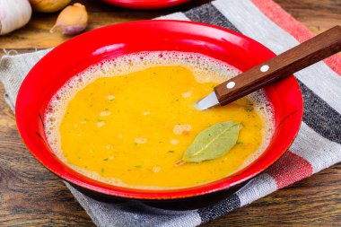 Croutons püresi bezelye çorbası