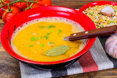 Croutons püresi bezelye çorbası