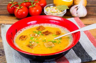 Croutons püresi bezelye çorbası