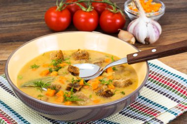 Bezelye çorbası ile havuç ve Croutons