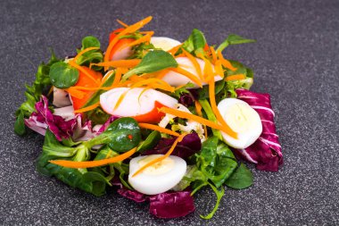 Hindiba, hindiba, Yengeç sopa ve bıldırcın E Frise mısır salatası