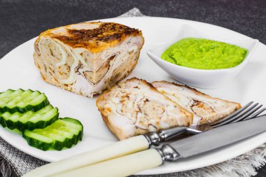 Omlet, et ve mantarlı tavuk dolması