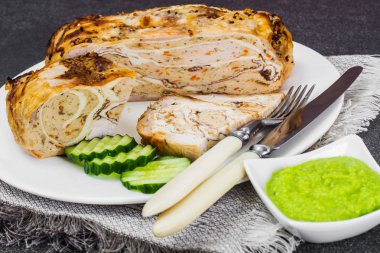 Omlet, et ve mantarlı tavuk dolması