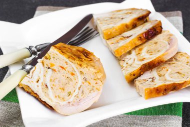 Omlet, et ve mantarlı tavuk dolması