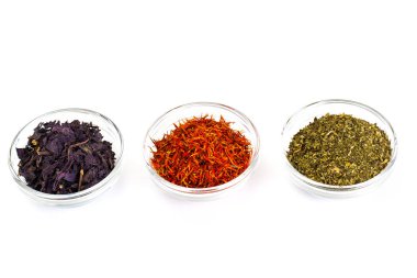 Fesleğen, safran, nane bir cam kasede beyaz