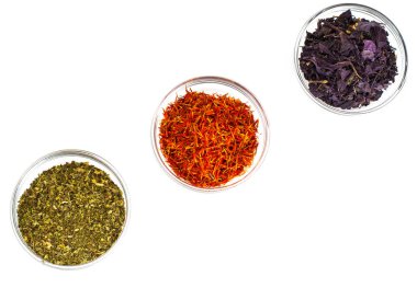 Fesleğen, safran, nane bir cam kasede beyaz