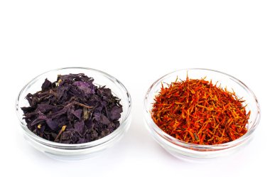 Fesleğen, beyaz bir cam kasede safran