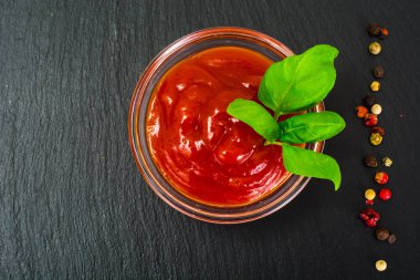 Domates Sause ve ketçap ile yeşil taze fesleğen