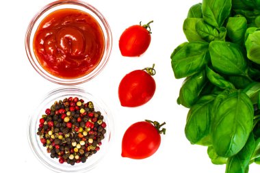 Domates Sause ve ketçap ile yeşil taze fesleğen