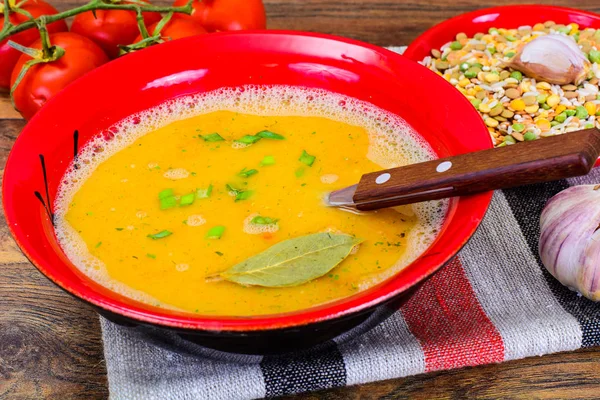 Croutons püresi bezelye çorbası