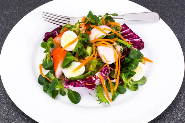 Ensalada de maíz con achicoria, escarola, palitos de cangrejo y codorniz E —  Fotos de Stock