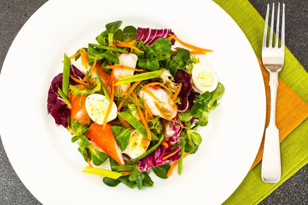 Ensalada de maíz con achicoria, escarola, palitos de cangrejo y codorniz E —  Fotos de Stock