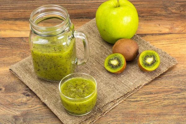 Kiwi и Apple Fresh Juice — стоковое фото