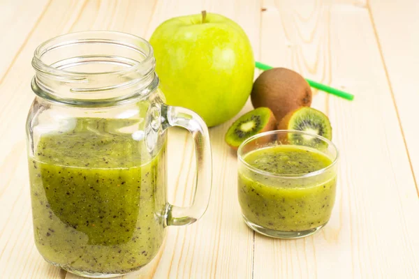 Kiwi- och färsk äpplejuice — Stockfoto