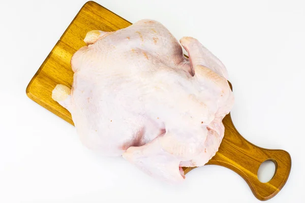 La carcasse fendue de poulet cru. Isolé sur Blanc — Photo