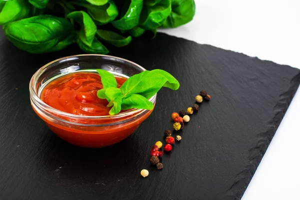 Groene verse basilicum met saus van tomaat en Ketchup — Stockfoto
