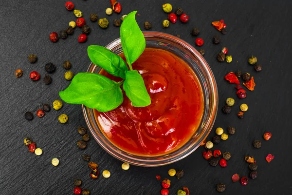Basilic frais vert avec saucisse de tomate et ketchup — Photo