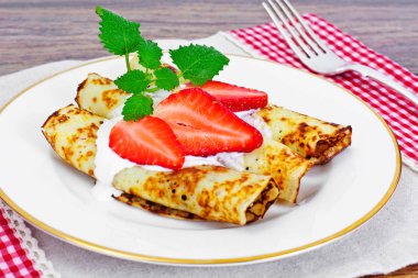 Çilek lezzetli krep yığını