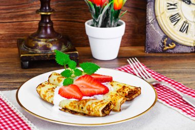 Çilek lezzetli krep yığını