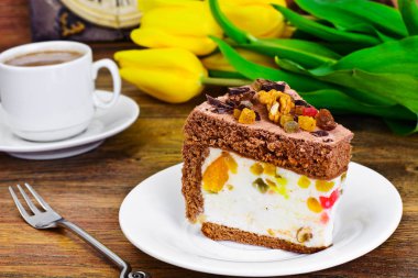 Ev yapımı Pastalar: Lor jöleli pasta plaka üzerinde