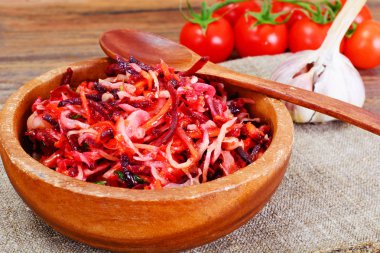 Baharat ile lahana, havuç ve pancar salatası