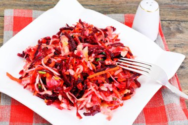 Baharat ile lahana, havuç ve pancar salatası