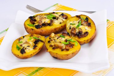 Mantar ve peynir ile doldurulmuş patates