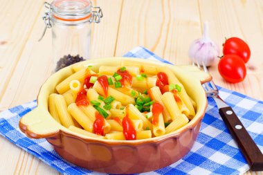 Makarna domates ketçap sosu, yeşil soğan ve peynir ile