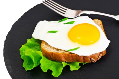 Yumurtalı kızarmış ekmek marul ile kahvaltıda sandviç