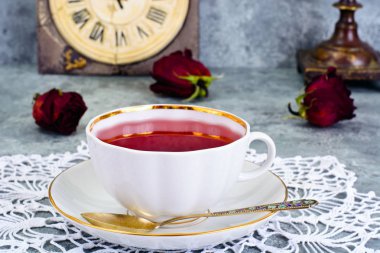 Koyu arka plan üzerinde çay