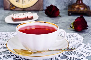 Koyu arka plan üzerinde çay