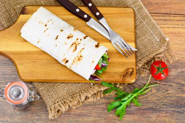 Roka, soğan, domates, sebze ile Shawarma silindir Mini değirmenler