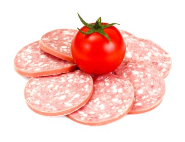 Beyaz arka planda izole edilmiş sosis salamı.