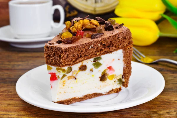 Домашние торты: творожный желейный торт на тарелке — стоковое фото