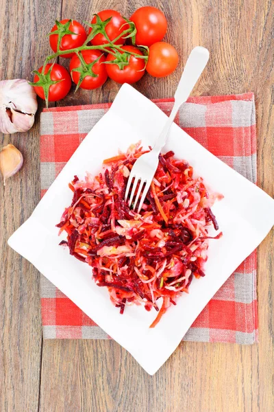 Salade van Beets en wortelen met zuurkool, kruiden — Stockfoto