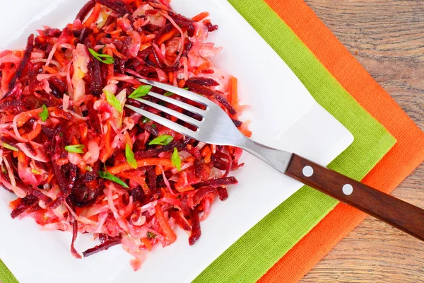 Салат из свеклы и моркови с капустой, специи — стоковое фото