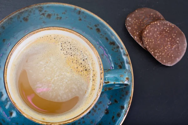 Café con leche, capuchino en una taza retro azul . — Foto de Stock