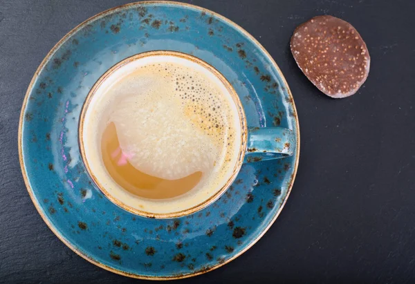 Café com leite, cappuccino em um copo retro azul . — Fotografia de Stock