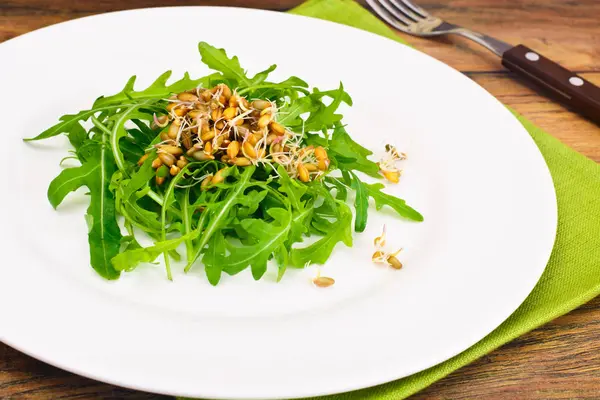 Rucola salade en rogge zaailingen — Stockfoto