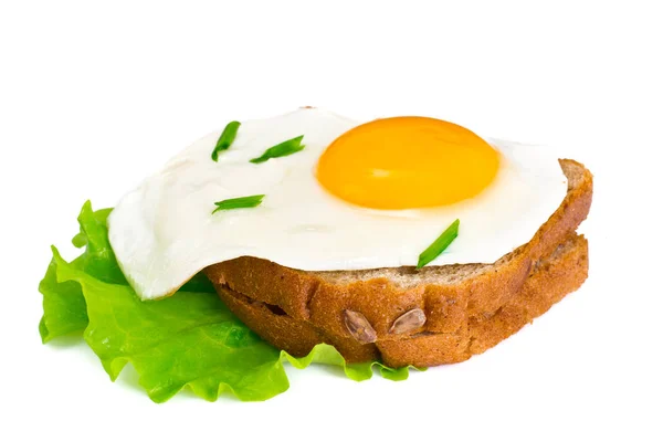 Pain frit aux oeufs avec laitue, Sandwich au petit déjeuner — Photo