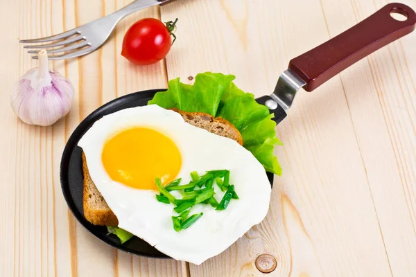 Ägg stekt bröd med sallad, smörgås till frukost — Stockfoto