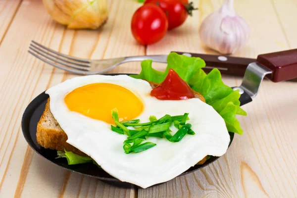 Jajko smażony chleb z sałatą, kanapkę na śniadanie — Zdjęcie stockowe