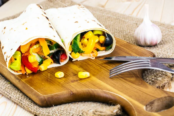Fladenbrot, Shawarma, Burritos mit Gemüse und Mais — Stockfoto