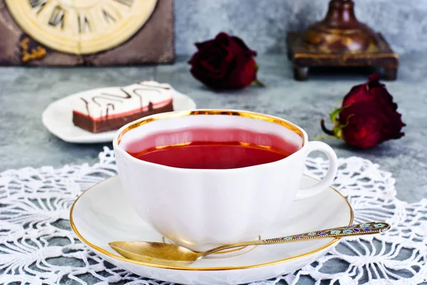 Koyu arka plan üzerinde çay