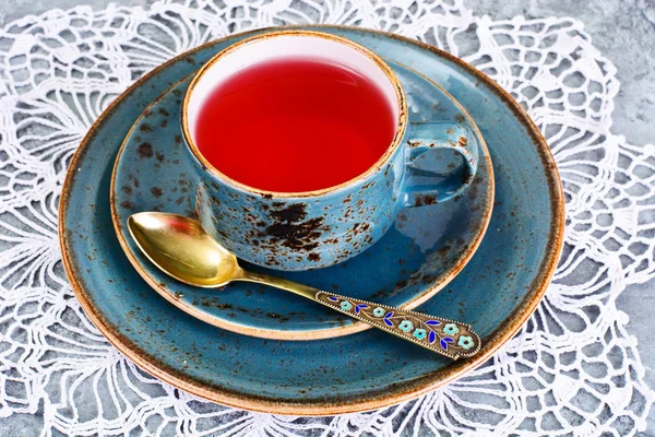 Чашка чая на тёмном фоне — стоковое фото