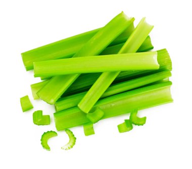 Beyaz arka plan üzerinde izole parçalar halinde doğranmış kereviz