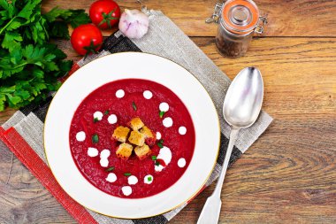 Pancar çorbası ekşi krema ile püre