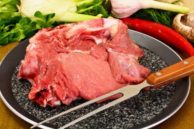 Bir parça taze çiğ sığır eti, Dana eti